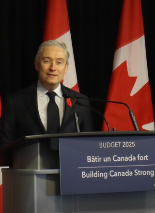 Questionné sur le fait d’aller en élection si les autres partis politiques fédéraux ne votent pas en faveur du budget, le ministre des Finances, François-Philippe Champagne, a affirmé que «tous les partis politiques vont se retrouver dans ce budget-là». —  Julien Cayouette – Francopresse