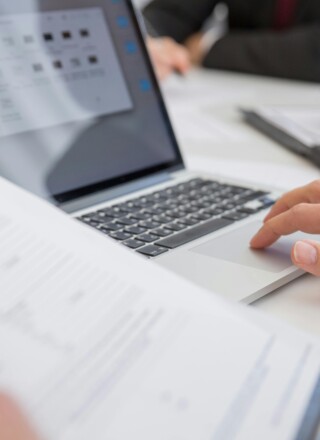 L’OIFC a identifié cinq obstacles systémiques auxquels font face les immigrants francophones : des barrières linguistiques, administratives, juridiques, financières et pour la reconnaissance des acquis professionnels.  &mdash; Photo : Kampus Production – Pexels