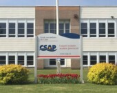 Affiche de l’École secondaire de Clare, l’une des 23 écoles du Conseil scolaire acadien provincial. — Photo : Archives