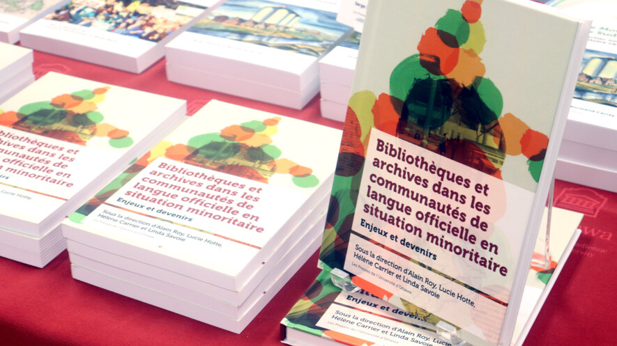 L’idée du livre Bibliothèques et archives dans les communautés de langue officielle en situation minoritaire : enjeux et devenirs est née lors d’un colloque organisé en 2020, en pleine pandémie.  — Photo : Lê Hai Huong Vu – Francopresse