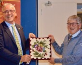 Bertrand Cahuet, Consul général de France dans les Provinces Atlantiques, et le sénateur indépendant de la Nouvelle-Écosse Réjean Aucoin, au Centre de la Mi-Carême avec un tapis hooké chéticantain, lors de la visite de la délégation française au Cap-Breton. — Photo : de gracieuseté - Daniel Aucoin