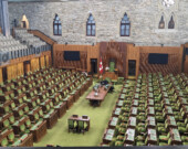 Selon les données de la Bibliothèque du Parlement, 80 députés et députées ont quitté leur parti au cours de 25 dernières années, soit pour en adopter un autre, soit pour siéger à titre indépendant.  — Photo : Julien Cayouette – Francopresse
