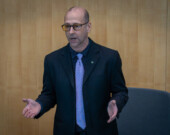 Le député de Yellowknife-Centre, Robert Hawkins, a réclamé des actions immédiates pour répondre à la crise du logement, après l’incendie du campement au centre-ville. — Photo : Cristiano Pereira