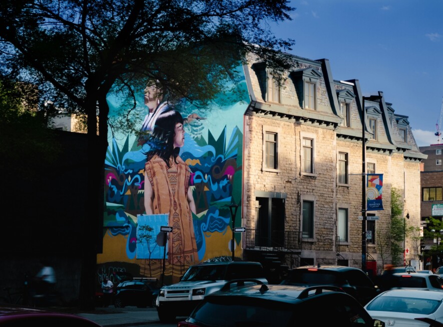 Partout au Canada, différents organismes mettent en place des outils ou proposent des initiatives pour revitaliser les langues autochtones. — Photo : Jay Thousand* – Unsplash