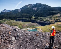 Vois-tu comment au canyon Kicking Horse, l’extraction de charbon a laissé un paysage presque nu? L’entreprise Nupqu travaille maintenant à reverdir ce territoire pour lui redonner vie! —  Photo : Courtoisie Glencore Canada
