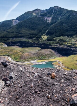 Vois-tu comment au canyon Kicking Horse, l’extraction de charbon a laissé un paysage presque nu? L’entreprise Nupqu travaille maintenant à reverdir ce territoire pour lui redonner vie! —  Photo : Courtoisie Glencore Canada