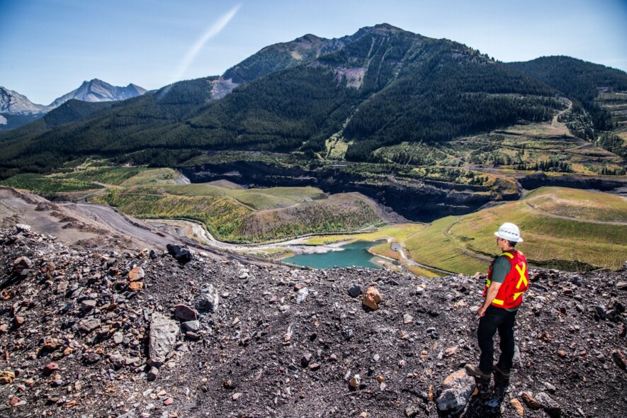 Vois-tu comment au canyon Kicking Horse, l’extraction de charbon a laissé un paysage presque nu? L’entreprise Nupqu travaille maintenant à reverdir ce territoire pour lui redonner vie! —  Photo : Courtoisie Glencore Canada