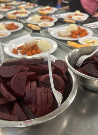 Le centre alimentaire Qajuqturvik prépare des centaines de repas chaque semaine pour les Iqalummiut dans le besoin. — Photo : Facebook centre alimentaire Qajuqturvik