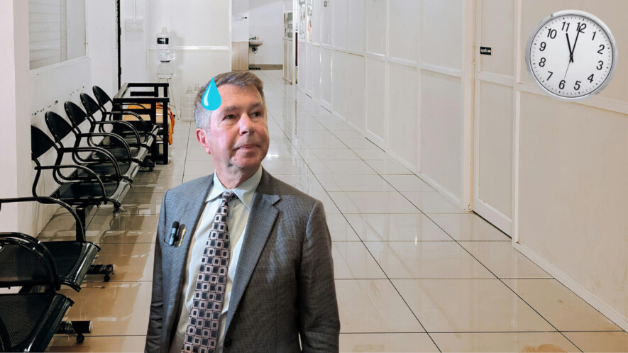 Le ministre de la Santé du Nouveau-Brunswick, John Dornan, a passé deux périodes de 12 heures à l’urgence.  &mdash; Photo : Alexandre Boudreau – Acadie Nouvelle / Jinshu Pulpatta – Pexesl /  photomontage  – As de l’info