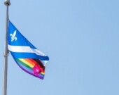 Après Edmonton au cours des quatre dernières années, c’était au tour de Calgary de saluer, sur la place municipale, le drapeau franco-albertain/queer, le 9 juin 2025.  &mdash; Photo : Archives Le Franco - Seren ORNEK - La Cité des Rocheuses