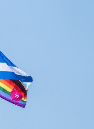 Après Edmonton au cours des quatre dernières années, c’était au tour de Calgary de saluer, sur la place municipale, le drapeau franco-albertain/queer, le 9 juin 2025.  &mdash; Photo : Archives Le Franco - Seren ORNEK - La Cité des Rocheuses