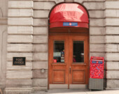 Sur 8750 bureaux de services fédéraux, 733 seront nouvellement désignés bilingues au cours des 12 prochains mois.  &mdash; Photo : Livia Widjaja – Unsplash