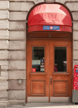 Sur 8750 bureaux de services fédéraux, 733 seront nouvellement désignés bilingues au cours des 12 prochains mois.  &mdash; Photo : Livia Widjaja – Unsplash