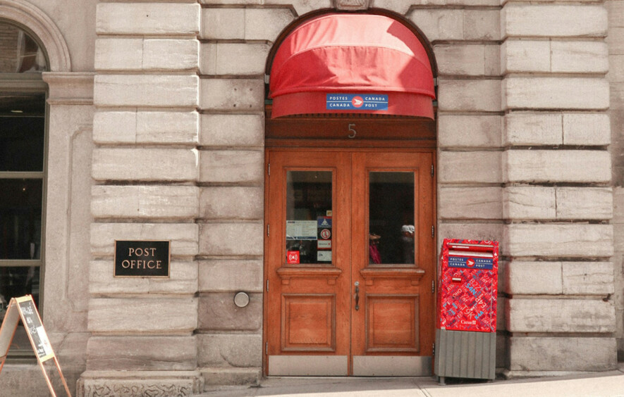 Sur 8750 bureaux de services fédéraux, 733 seront nouvellement désignés bilingues au cours des 12 prochains mois.  &mdash; Photo : Livia Widjaja – Unsplash