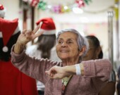 Pour certaines personnes ainées francophones, le temps des Fêtes rime avec isolement, nostalgie et difficultés financières, mais des organismes aux quatre coins du pays s’efforcent de rompre cette solitude.  &mdash; Photo : Hannah Barata – Pexels