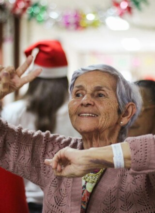 Pour certaines personnes ainées francophones, le temps des Fêtes rime avec isolement, nostalgie et difficultés financières, mais des organismes aux quatre coins du pays s’efforcent de rompre cette solitude.  &mdash; Photo : Hannah Barata – Pexels