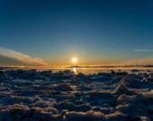 Le soleil se fait bas dans ce temps de l’année. Profitez de chaque rayon qu’il peut nous offrir ! &mdash; Crédit : Brice Ivanovic