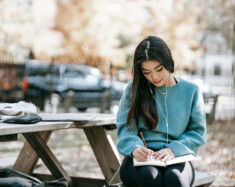 Pour les intervenantes, apprendre le français comme résolution du Nouvel An est issu de leur volonté de devenir une meilleure version d’elles-mêmes et de renforcer leur confiance en soi. Photo :  Charlotte May – Pexels  