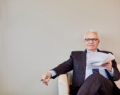 Le Franco-Manitobain Raymond Théberge prend sa retraite du Commissariat aux langues officielles avec pour recommandation première à sa successeure Kelly Burke de veiller à une «application robuste» de la Loi sur les langues officielles. &mdash; Courtoisie CLO