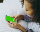 La protection des enfants en ligne était au cœur des échanges lors d’un comité parlementaire à Ottawa, où des témoins ont appelé à légiférer rapidement.  &mdash; Photo : Vitaly Gariev – Unsplash