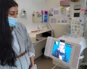 L’interprète à roulettes, l’un des services proposés par le service de langues - Interprétation et Traduction au sein du Alberta Health Services (AHS), dirigé par Kayathiri Ganeshamoorthy qu’on voit sur la photo. &mdash; Photo : Gracieuseté