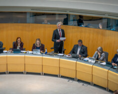 Le premier ministre R.J. Simpson s’adresse à l’Assemblée législative lors de l’ouverture de la session, le 4 février à Yellowknife. &mdash; Photo : Cristiano Pereira