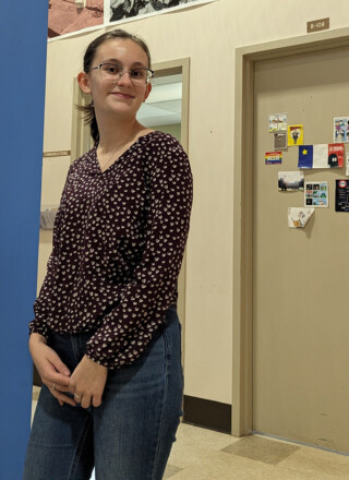 La présidente de la FÉCUM, Emma Raphaelle, a envoyé une lettre à la première ministre Susan Holt pour lui expliquer que cette décision ferait «inévitablement» augmenter les frais pour les étudiants. &mdash; Photo : Acadie Nouvelle – Archives