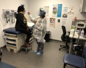 Une infirmière prend la température d'une patiente dans une salle de la clinique du Centre francophone du Grand Toronto.  &mdash; Photo: archives l-express.ca