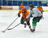 Le hockey féminin gagne en popularité et en visibilité au Canada et dans les communautés francophones.  &mdash; Photo : Stephen Anderson Lindsay