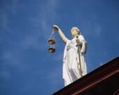 Le rapport révèle une pénurie persistante de professionnels bilingues dans l’ensemble du système judiciaire, qui entraine des délais plus longs et complique l’exercice des droits linguistiques des francophones en situation minoritaire.  &mdash; Photo : Edward Lich – Pixabay