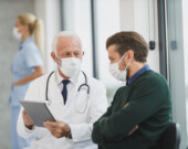 Pour contrer la pénurie de main-d’œuvre et le vieillissement des effectifs, un rapport préconise une refonte de l’écosystème de santé francophone en milieu minoritaire.  &mdash; Photo : 123RF