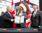 Le premier ministre Doug Ford est accompagné de dirigeants des Premières Nations de Marten Falls et de Webequie. &mdash; Photo : FordNation/Facebook