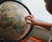 Entre 2022 et 2025, le nombre de francophones est passé de 321 millions à 396 millions de locuteurs.  &mdash; Photo : Amy Humphries – Unsplash