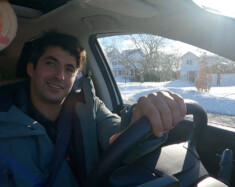 Mehdi Cayenne anime une émission conçue par TFO pour les RVF.  &mdash; Photo : capture d’écran