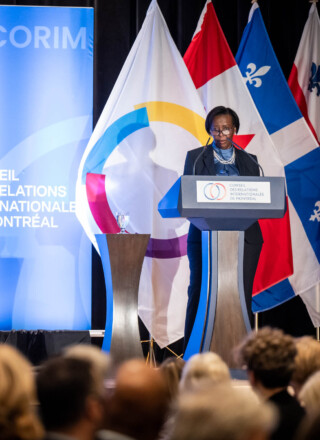 Louise Mushikiwabo, secrétaire générale de la Francophonie et Michelle LLambías Meunier, présidente et cheffe de la direction du Conseil du patronat du Québec, lors de l’évènement organisé par le Conseil des relations internationales de Montréal (CORIM), le 17 mars 2026.  &mdash; Photo : Sylvie-Ann Paré