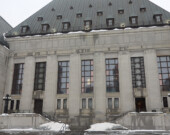 L’utilisation de la clause dérogatoire pour éviter les recours judiciaires contre la Loi sur la laïcité de l’État du Québec est étudiée actuellement par les juges de la Cour suprême du Canada. &mdash; Inès Lombardo – Francopresse