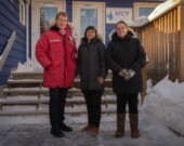Marc Miller, ministre de l’Identité et de la Culture canadiennes et ministre responsable des Langues officielles, en compagnie d’Audrey Fournier, directrice générale de la Fédération franco-ténoise, et de Rebecca Alty, ministre des Relations Couronne-Autochtones, à l’entrée de la Maison bleue à Yellowknife. &mdash; Photo : Courtoisie Marion Perrin