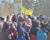 Le drapeau fransaskois a été hissé à l’hôtel de ville de Regina le 10 mars 2026.  &mdash; Photo : Ghita Hanane