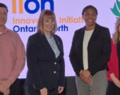 De gauche à droite : Matt Doherty, directeur exécutif de IION, la députée Pauline Rochefort, Sandra Efu de Canadore College et Lianne Girard de la School of Aviation and Aerospace Technology.  