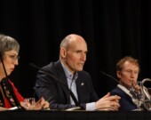 Un panel sur la protection de la culture et de la langue française a eu lieu vendredi avec notamment Jean-Yves Duclos, ex-ministre sous Justin Trudeau, et Marc Miller, ministre de l’Identité et de la Culture canadiennes, ministre responsable des Langues officielles, lors du congrès national du Parti libéral du Canada, qui a lieu du 9 au 11 avril, à Montréal. Des questions de bénévoles frustrés sur l’inégalité des langues dans l’organisation du parti ont éclipsé les discussions générales du panel.  &mdash; Photo : Inès Lombardo – Francopresse