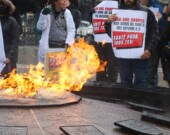 Des médecins, des réfugiés et des avocats en immigration ont manifesté sur la Colline contre le démantèlement du Programme fédéral de santé intérimaire, qui assurait jusqu’ici aux réfugiés que leurs frais de santé et médicaments soient couverts. &mdash; Inès Lombardo – Francopresse