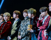 Daniel Keyes indique que le groupe sud-coréen de K-pop BTS est un exemple incontournable de la vague Hallyu. Celui-ci vient de faire son retour le 20 mars dernier, avec la sortie de l’album Arirang.  &mdash; Photo : Divine Treasure – CC BY 4.0