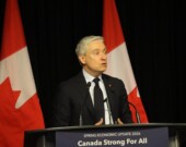 Le ministre des Finances François Philippe Champagne, a présenté la mise à jour économique axée sur les grands projets, les investissements ciblés et l’aide la plus urgente aux Canadiens, mettant de côté tout investissement dans la francophonie et l’immigration. &mdash; Inès Lombardo – Francopresse