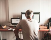 Parmi les recommandations mises de l’avant pour améliorer l’accessibilité et l’inclusion dans la formation à distance, le livre d’or revient sur la possibilité de se rendre dans un lieu physique, pour étudier et sociabiliser.  &mdash; Photo : Caroline Attwood – Unsplash