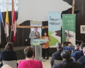 Le secrétaire d’État au Développement rural, Buckley Belanger, a fait l’annonce d’un investissement de 86 millions de dollars pour brancher les foyers du Nunavut à Internet haute vitesse. &mdash; Photo : Courtoisie