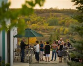 Le verger et vignoble Over the Hill Orchards and Winery offrent un service en français.  