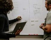 Patrimoine canadien a autorisé la publication du rapport du Groupe consultatif externe sur la création et la diffusion d’information scientifique en français, le 8 mai 2026, à quelques jours du Congrès de l’Association canadienne-française pour l’avancement des sciences (Acfas). &mdash; Kaleidico – Unsplash