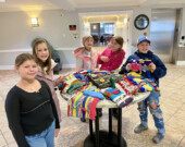 Quelques-uns des élèves de l’école Blanche-Bourgeois au Nouveau-Brunswick qui ont participé au projet de tricot. À gauche, tu peux voir Ève et Élisabelle.  &mdash; Photo : Page Facebook Bien vieillir chez soi Beausoleil avec permission