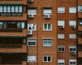 Parler français pour les personnes immigrantes francophones en contexte minoritaire n’offre aucun avantage pour trouver un logement, car le marché locatif est souvent en anglais. &mdash; Victor de Domplablo – Pexels