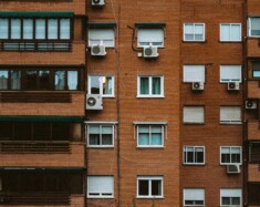 Parler français pour les personnes immigrantes francophones en contexte minoritaire n’offre aucun avantage pour trouver un logement, car le marché locatif est souvent en anglais. &mdash; Victor de Domplablo – Pexels